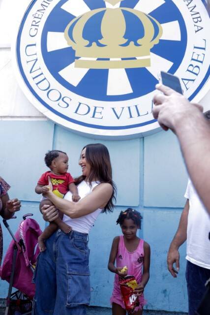Sabrina Sato distribui 500 cestas básicas na quadra da Vila Isabel (Foto: Anderson Borde / AgNews)