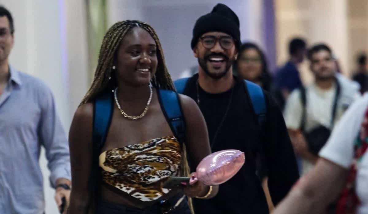 Sarah Aline e Ricardo embarcam juntinhos em aeroporto do RJ