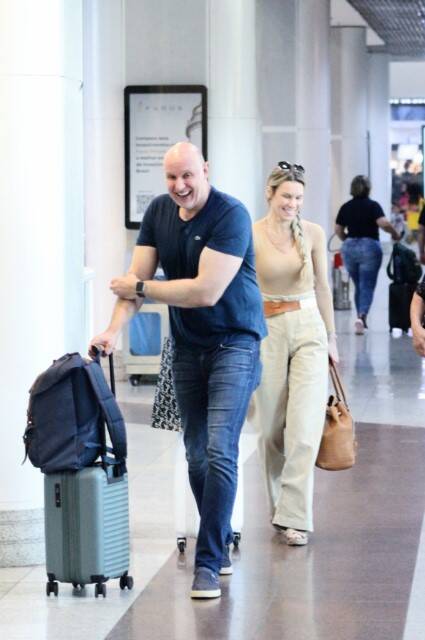 Tande e sua namorada são flagrados em aeroporto do RJ (Foto: Rodrigo Adao / AgNews)