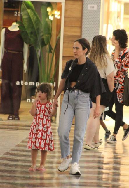Tatá Werneck curte passeio com a filha em shopping do RJ (Foto: Rodrigo Adao / AgNews)