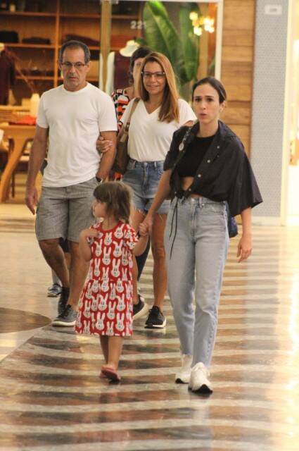 Tatá Werneck curte passeio com a filha em shopping do RJ (Foto: Rodrigo Adao / AgNews)