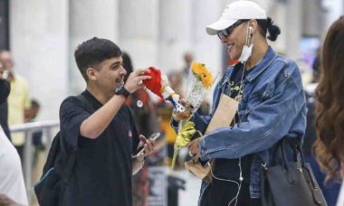Pabllo Vittar recebe presente de fã após desembarcar no Rio