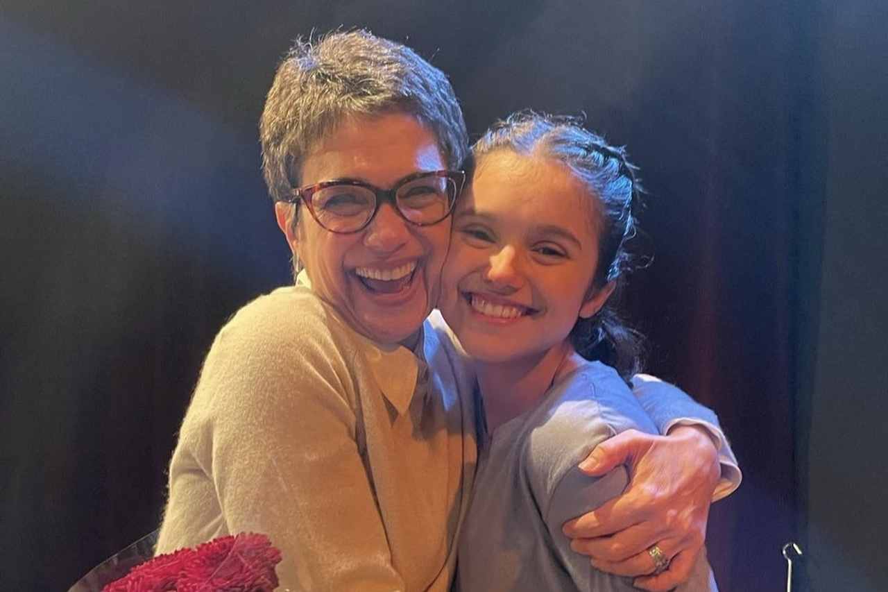 Sandra Annenberg se derrete pela filha em estreia no teatro: "Emoção e orgulho"