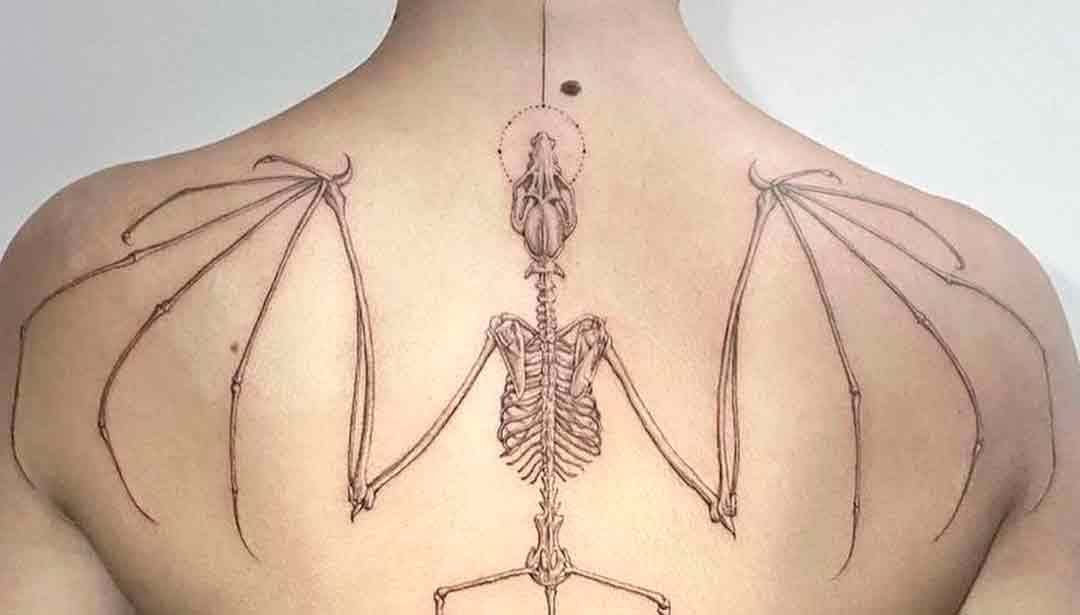 Doja Cat gera rumores sobre os Illuminati após mostra nova tatuagem nas costas
