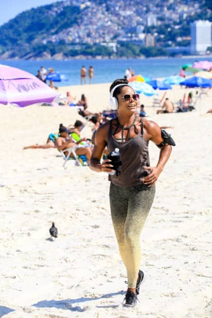 Sorridente, Adriana Bombom faz exercício na praia de Ipanema (Foto: JC PEREIRA / AGNEWS / AgNews)