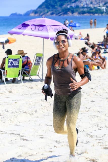 Sorridente, Adriana Bombom faz exercício na praia de Ipanema (Foto: JC PEREIRA / AGNEWS / AgNews)
