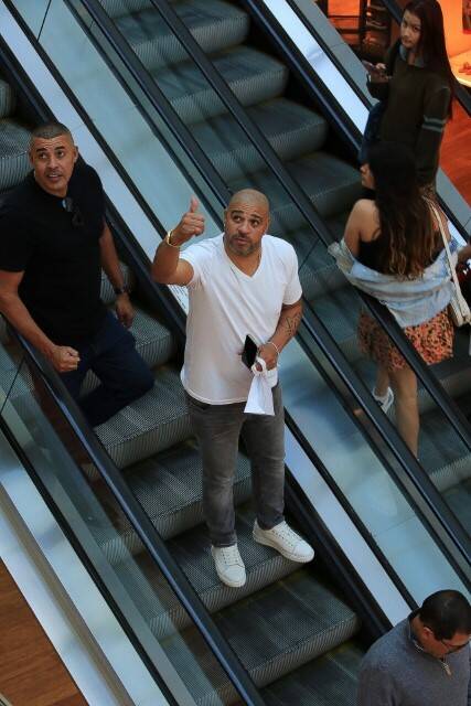 Adriano Imperador é clicado passeando por shopping do RJ (Foto: Edson Aipim / AgNews)