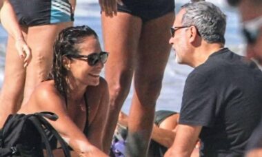Andrea Beltrão curte praia do RJ com o marido em clique raro