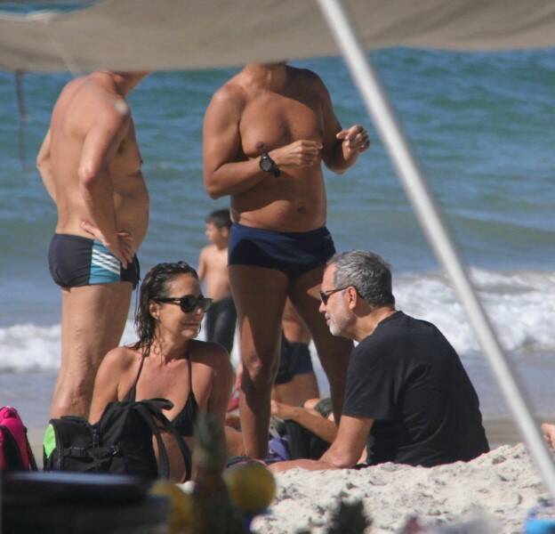 Andrea Beltrão curte praia do RJ com o marido em clique raro (Foto: Daniel Delmiro / AgNews)