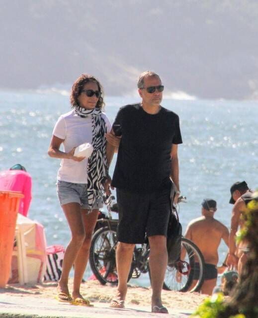 Andrea Beltrão curte praia do RJ com o marido em clique raro (Foto: Daniel Delmiro / AgNews)