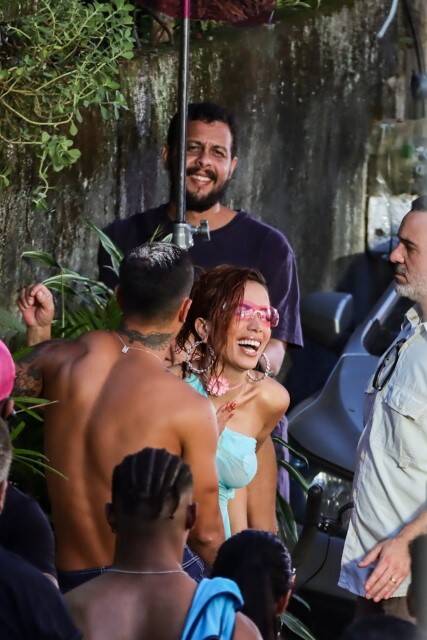 Anitta é flagrada gravando novo clipe em comunidade do RJ (Foto: Victor Chapetta / AgNews)