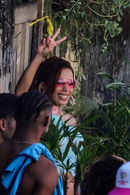 Anitta é flagrada gravando novo clipe em comunidade do RJ (Foto: Victor Chapetta / AgNews)