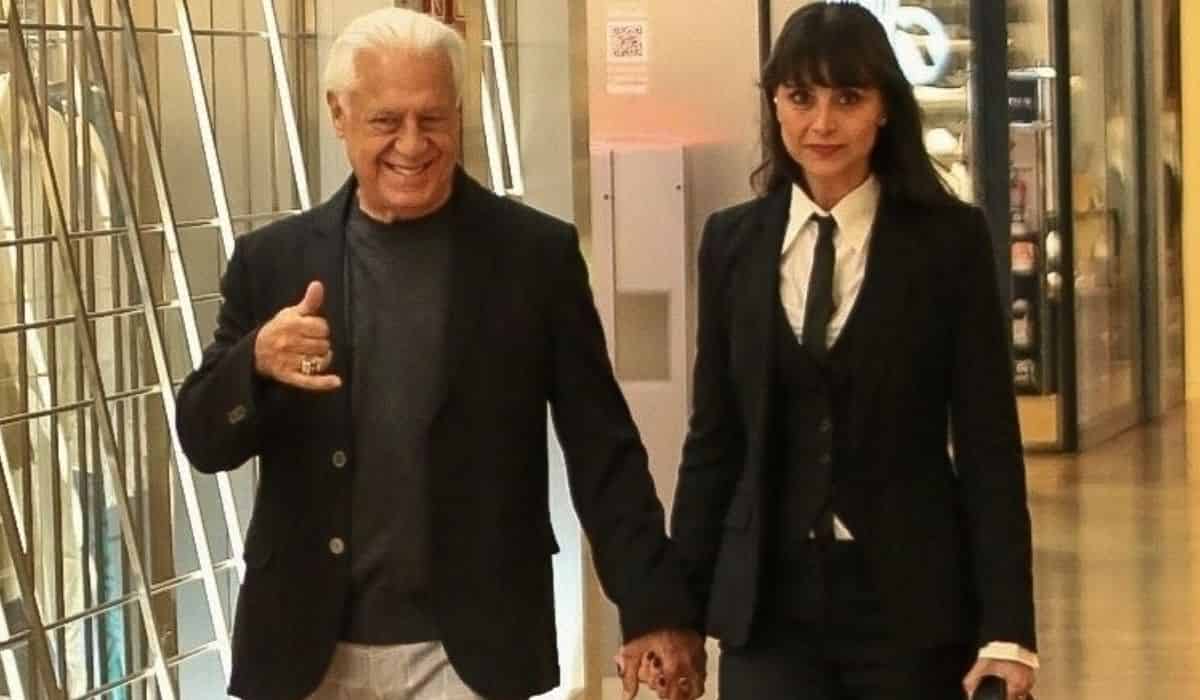 Antônio Fagundes e esposa andam de mãos dadas por shopping do RJ
