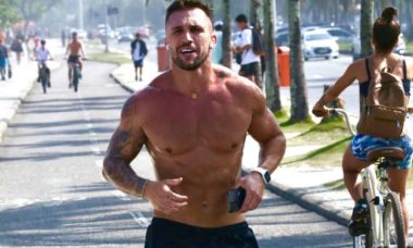Sem camisa, ex-BBB Arthur Picoli exibe o 'shape' ao correr no RJ