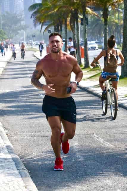 Sem camisa, ex-BBB Arthur Picoli exibe o 'shape' ao correr no RJ (Foto: Fabricio Pioyani / AgNews)