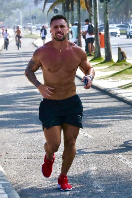 Sem camisa, ex-BBB Arthur Picoli exibe o 'shape' ao correr no RJ (Foto: Fabricio Pioyani / AgNews)
