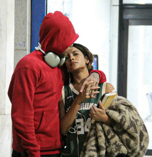 Bella Campos e MC Cabelinho trocam beijos ao desembarcar no RJ (Foto: Gabriel Rangel / AgNews)