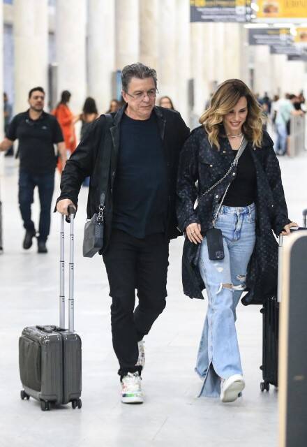 Boninho e Ana Furtado foram flagrados no aeroporto do RJ (Foto: Vitor Eduardo / AgNews)