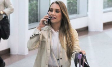 Carla Diaz surge falando ao telefone em aeroporto do RJ