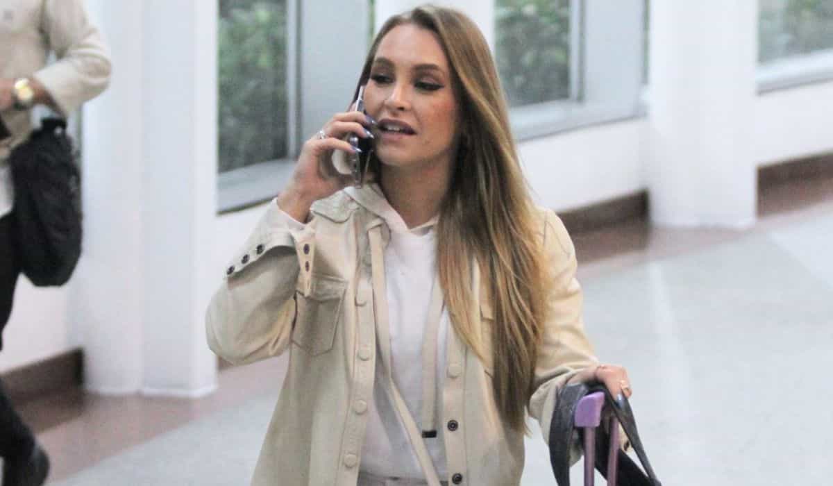 Carla Diaz surge falando ao telefone em aeroporto do RJ 