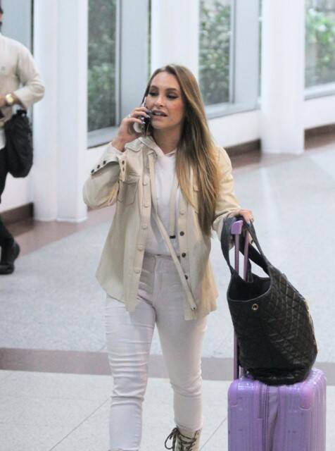 Carla Diaz surge falando ao telefone em aeroporto do RJ (Foto: Rodrigo Adao / AgNews)