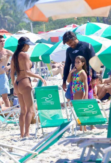 Deborah Secco curte dia de praia com a família no Rio de Janeiro (Foto: Fabricio Pioyani / AgNews)