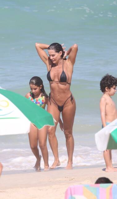 Deborah Secco curte dia de praia com a família no Rio de Janeiro (Foto: Fabricio Pioyani / AgNews)