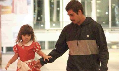 Rafael Vitti é clicado brincando com a filha em shopping de luxo do Rio
