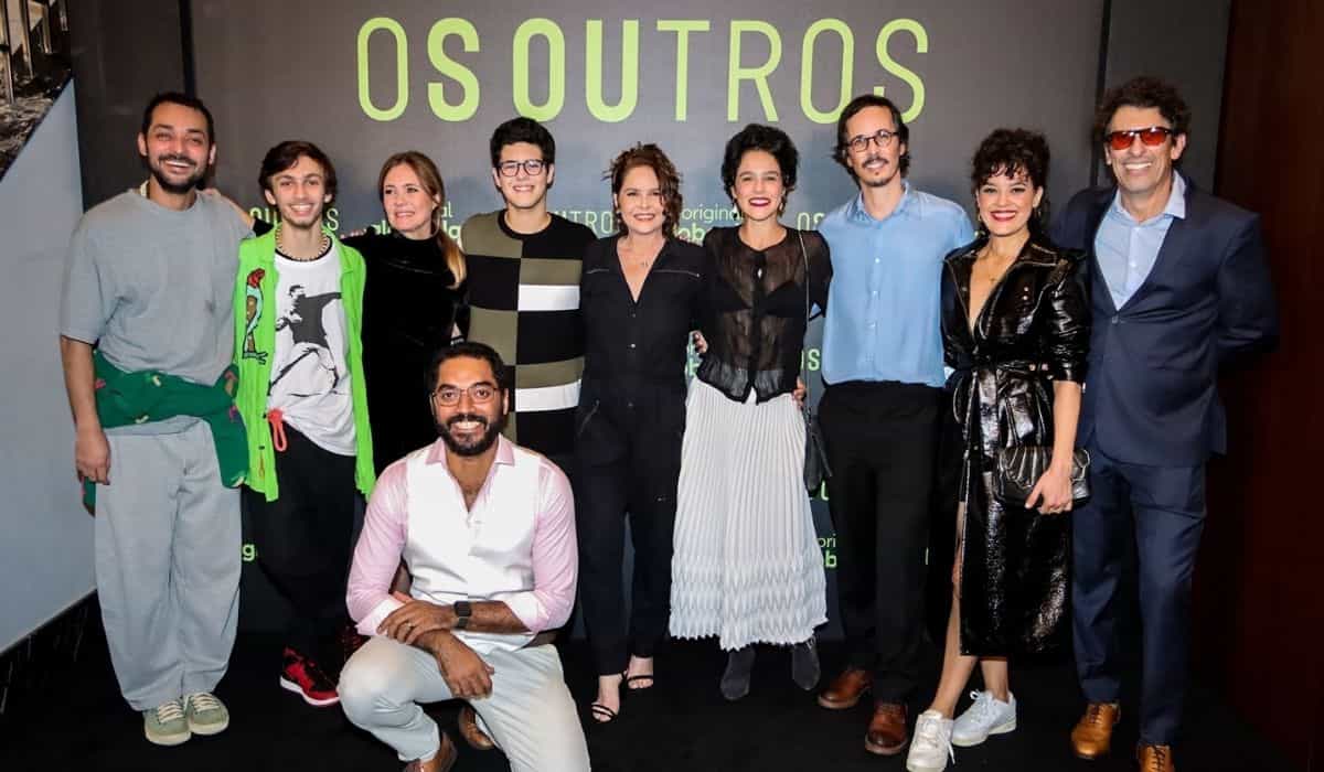 Elenco de 'Os Outros' curte lançamento da série em evento no RJ