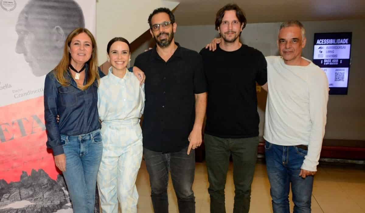Débora Falabella e marido celebram pré-estreia com amigos famosos