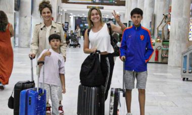 Fernanda Gentil desembarca com a mulher e os filhos no RJ