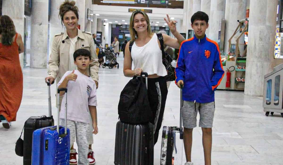 Fernanda Gentil desembarca com a mulher e os filhos no RJ