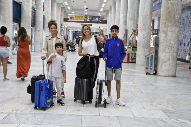 Fernanda Gentil desembarca com a mulher e os filhos no RJ (Foto: Gabriel Rangel / AgNews)