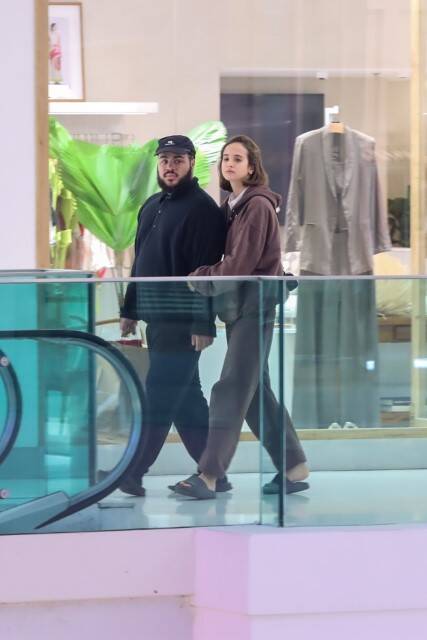 Filho de Preta Gil passeia por shopping do RJ com a namorada (Foto: Victor Chapetta / AgNews)