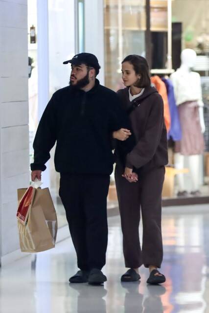 Filho de Preta Gil passeia por shopping do RJ com a namorada (Foto: Victor Chapetta / AgNews)