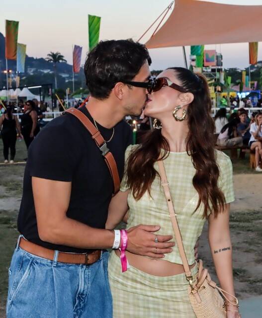 Giovanna Lancellotti troca beijos com o namorado no Mita Festival (Foto: Victor Chapetta / AgNews)