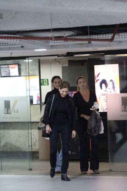 Helena Fernandes curte passeio com amigas por shopping do RJ (Foto: Rodrigo Adao / AgNews)