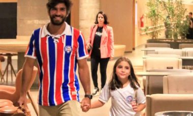 Hugo Moura curte passeio com a filha por shopping do RJ