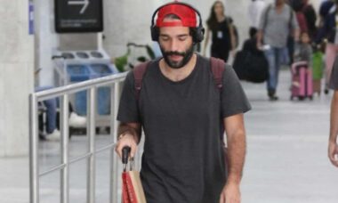 Humberto Carrão é flagrado desembarcando em aeroporto do RJ