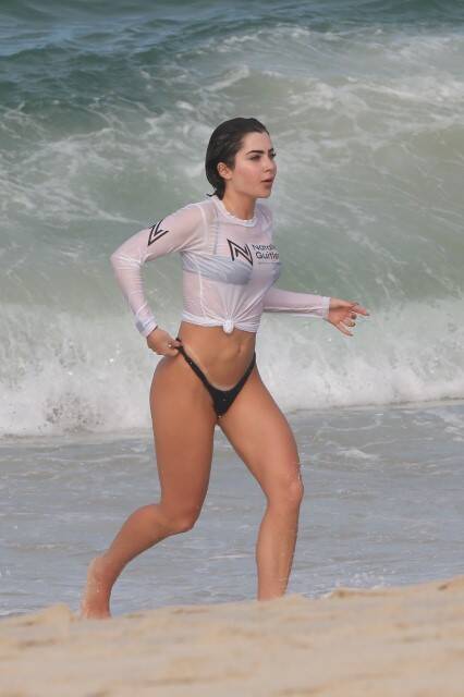 Jade Picon é flagrada jogando futevôlei em dia de praia no RJ (Foto: Dilson Silva / AgNews)