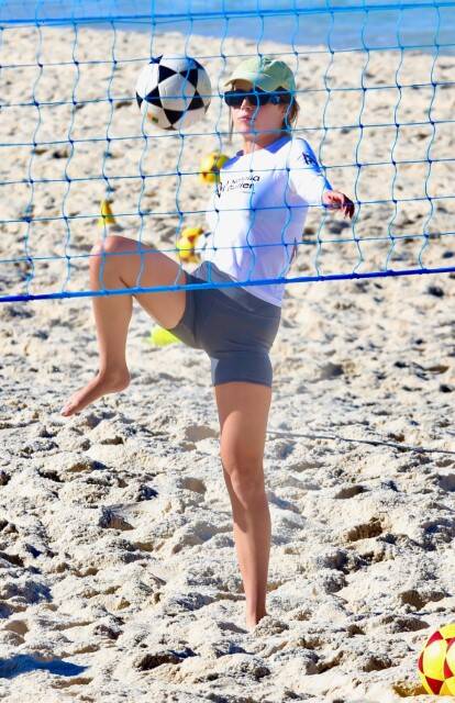 Jade Picon é flagrada cochilando após treino em praia do RJ (Foto: Fabricio Pioyani / AgNews)