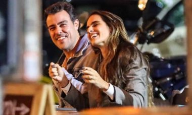 Sorridentes, Joaquim Lopes e Marcella Fogaça curtem barzinho no RJ