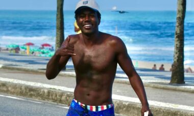 Jonathan Azevedo é flagrado curtindo dia de sol em praia do RJ