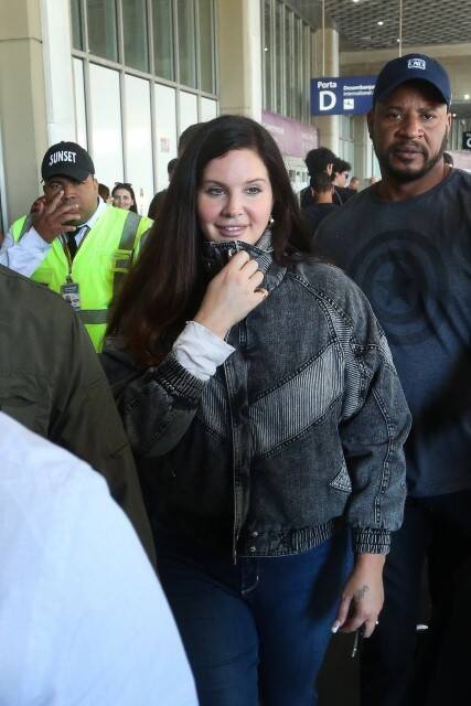 Lana Del Rey dá show de simpatia ao desembarcar no RJ (Foto: Dilson Silva / AgNews)