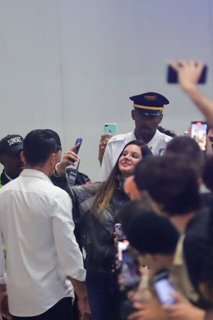 Lana Del Rey dá show de simpatia ao desembarcar no RJ (Foto: Victor Chapetta / AgNews)