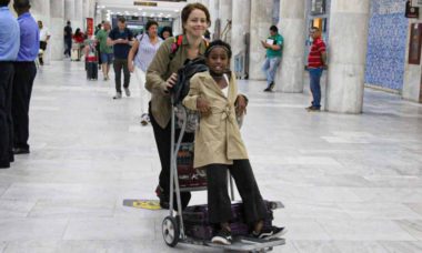 Leandra Leal é clicada com a filha em aeroporto do Rio de Janeiro