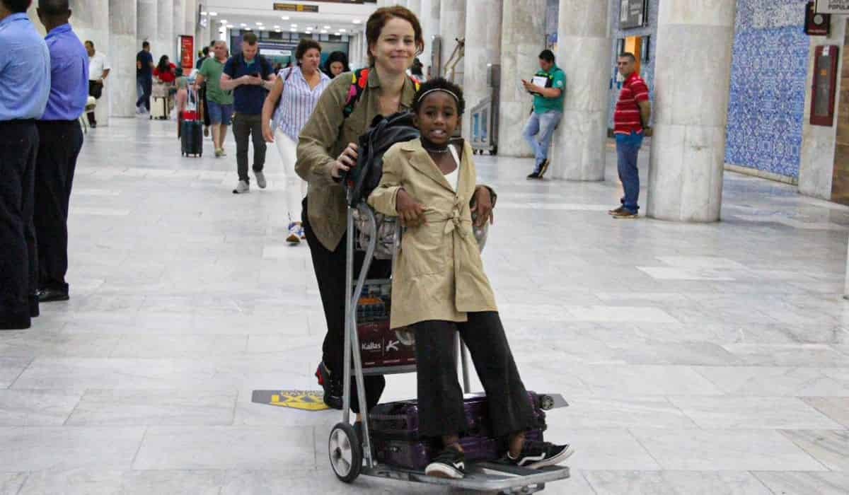 Leandra Leal é clicada com a filha em aeroporto do Rio de Janeiro