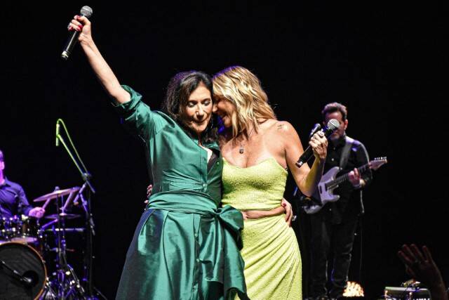 Luiza e Zizi Possi cantam juntas em show especial de Dia das Mães (Foto: Felipe Souto Maior / AgNews)