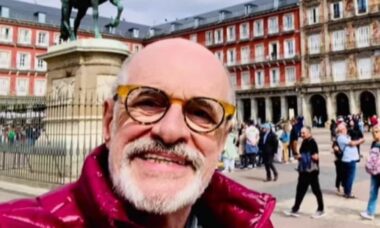 VÍDEO: Emocionado, Marcos Caruso celebra 50 anos de carreira