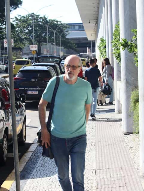 Marcos Caruso é flagrado desembarcando em aeroporto do RJ (Foto: Rodrigo Adao / AgNews)